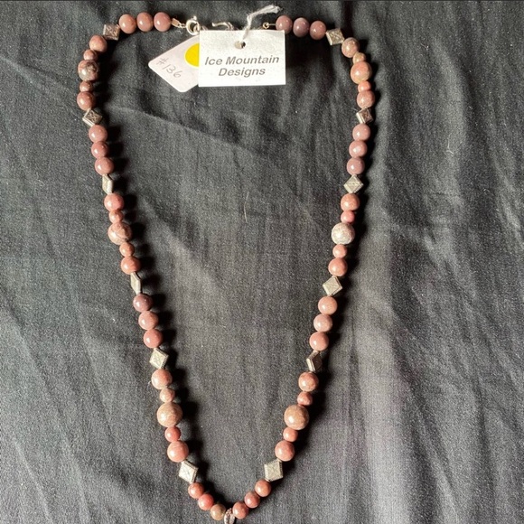 Handmade beaded necklace - Picture 2 of 4